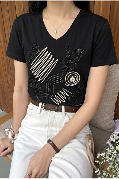 FEMELLE Μαύρο μπλουζάκι από 100% βαμβάκι με λαιμόκοψη V, διακοσμημένο με πούλ...