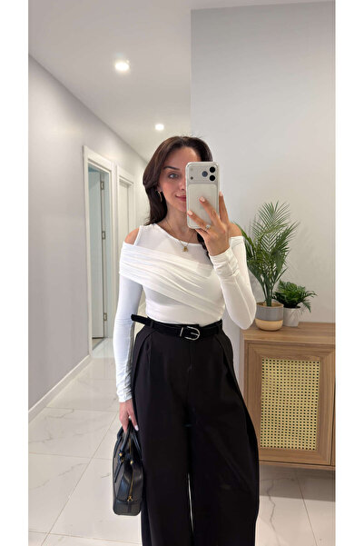 BİRCANÇİL Wusda Екрю блуза с едно рамо и отворена кройка