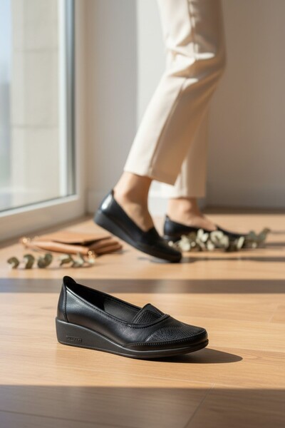 enoch حذاء باليه نسائي من الجلد الطبيعي باللون الأسود مع تفاصيل مقطوعة بالليز...