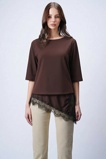 Lusin Γυναικείο καφέ μπλουζάκι με ασύμμετρη κοπή, κομψή δαντέλα και λεπτομέρε...