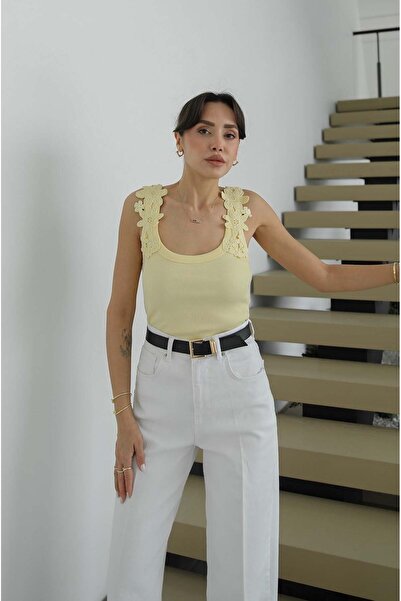 Havoş قميص داخلي أصفر مزين بالدانتيل على الكتف
