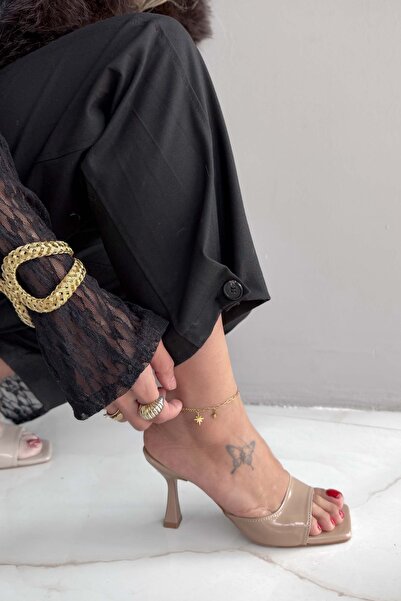 Shoebutik Γυναικείες παντόφλες Sylvia Beige λουστρίνι με τετράγωνη μύτη και τ...