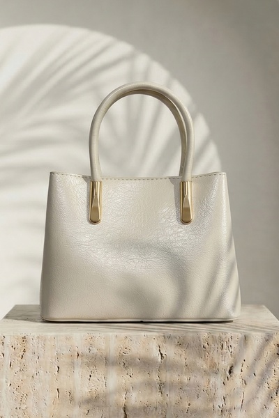 InStyle حقيبة يد وكتف نسائية بتفاصيل ذهبية باللون الأبيض