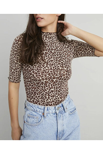 NEW JOURNAL Γυναικεία μπλούζα με σχέδιο λεοπάρ σε εκρού-καφέ απόχρωση APP1119