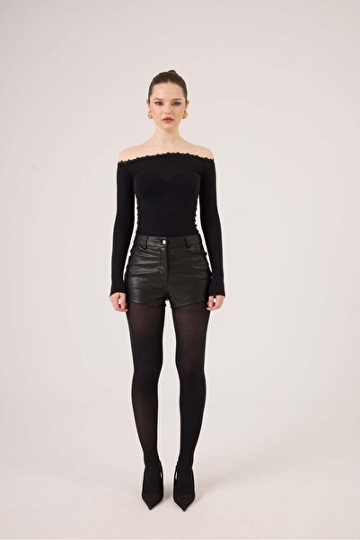 HOLLY LOLLY Μαύρη μπλούζα από κασμίρι με δαντέλα στο γιακά τύπου Madonna
