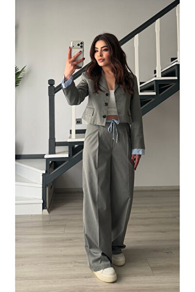 Oslove طقم جاكيت قصير وبنطلون بتفاصيل ذراع وخصر رمادية