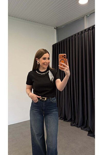 elif teke تي شيرت بياقة على شكل سلسلة باللون الأسود