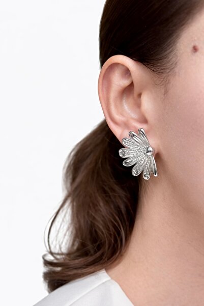 rilora Daisy Patterned Stone Earrings