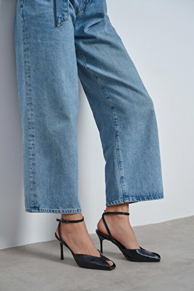 NİŞANTAŞI SHOES حذاء فيلا نسائي بكعب عالٍ بتفاصيل مفتوحة عند الكاحل باللون ال...