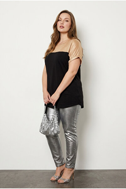 Stil Diva تي شيرت كبير الحجم برقبة دائرية وأكمام قصيرة مصنوع من قماش مرن لامع