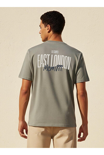 Lee Cooper تيشيرت رجالي بقصة عادية، ياقة دائرية، أكمام قصيرة، مطبوع عليه شعار