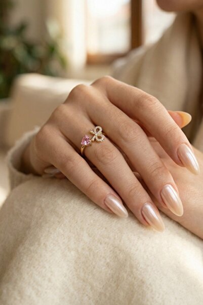 Alexis Carrel خاتم ذهبي قابل للتعديل بتفاصيل فيونكة على شكل قلب باللون الوردي...