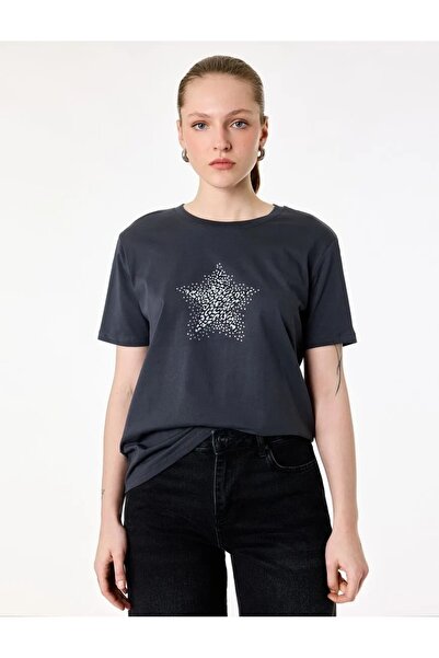 Koton Βαμβακερό κοντομάνικο μπλουζάκι με λαιμόκοψη ποδηλατικού τύπου και στάμ...