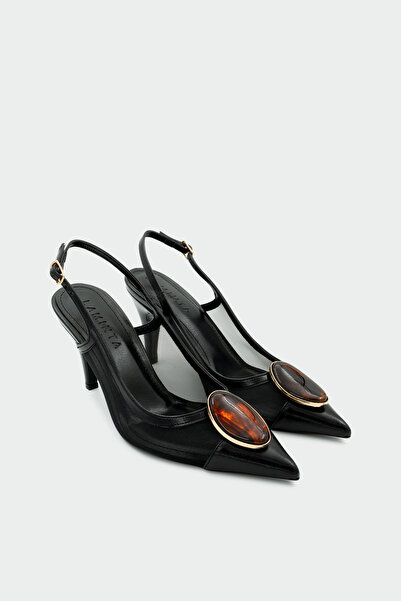 LAMİNTA حذاء نسائي بكعب عالٍ باللون الأسود مع تفاصيل إكسسوارات من Clis