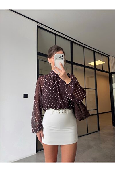 BB Bensu Buyruk بلوزة مزينة بالترتر مع تفاصيل فاخرة باللون البني