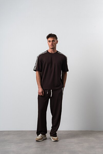 Respire طقم بنطلون وتي شيرت للرجال بقصة عادية وتفاصيل مخططة باللون البني