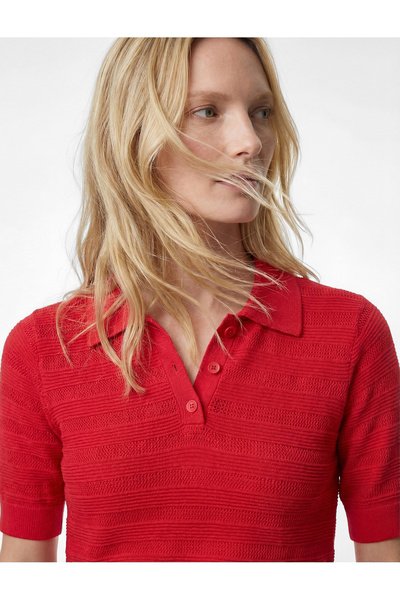 Koton Κοντομάνικο πλεκτό μπλουζάκι με ανοιχτόχρωμο γιακά πόλο και κανονική εφ...