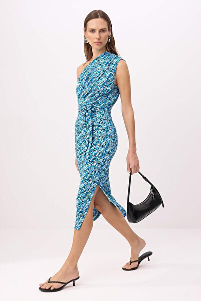 Trendyol Collection Asymetrické tužkové šaty na jedno rameno – modrý potisk, ...