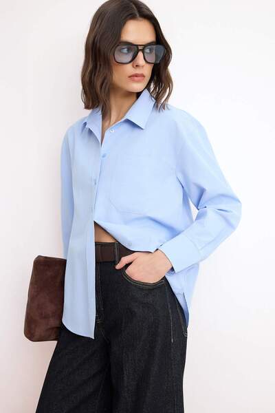 ترينديول كوليكشن قميص أزرق منسوج من القطن بجيب واحد/قميص واسع مقاس TWOAW20GO0115