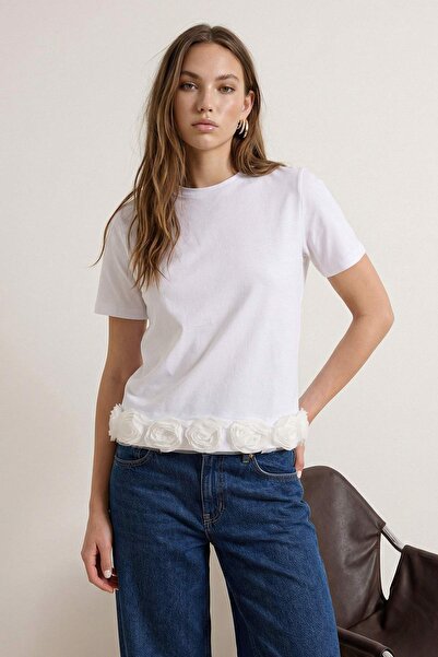 Συλλογή Trendyol Εκρού κανονικό/κανονική εφαρμογή κοντομάνικο μπλουζάκι με λε...