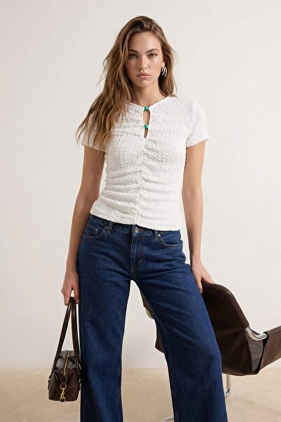 Συλλογή Trendyol Εκρού Εφαρμοστή Κοντομάνικη Πλεκτή Μπλούζα με Κουμπιά και Υφ...