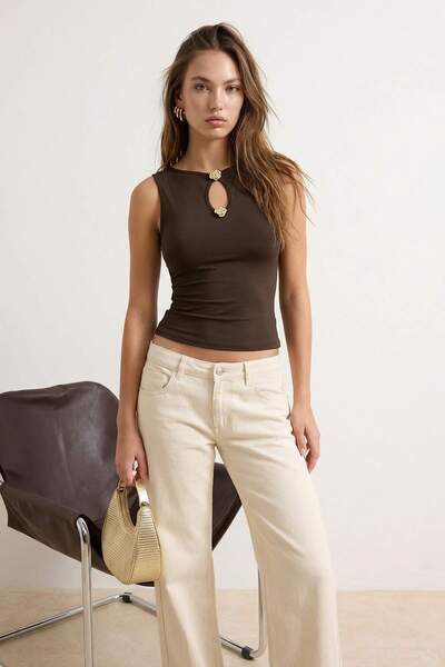 Trendyol Kollektion Khakifarbene, eng anliegende, ärmellose Bluse mit U-Boot-...