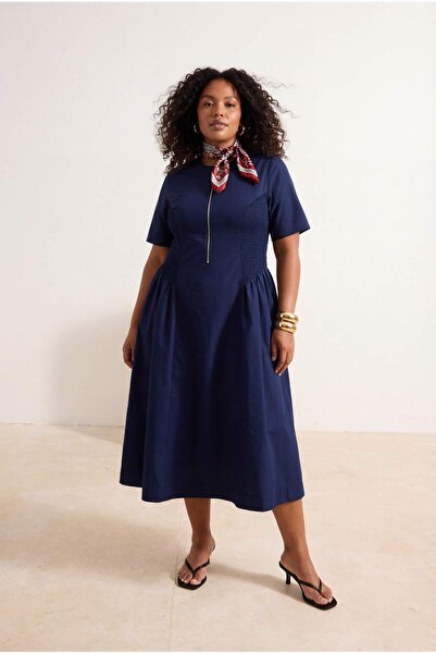 Trendyol Curve Marineblaues, gewebtes Popeline-Kleid in Übergröße TBBSS26AH00177