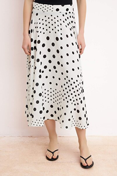 Συλλογή Trendyol Λευκή Μαύρη Πουά Μίντι Φούστα Βισκόζης με άνοιγμα TWOSS26ET0...