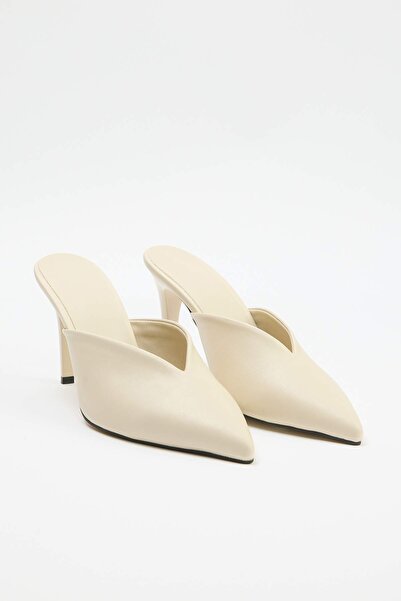 TRENDYOL SHOES Beigefarbene, geschlossene Mule-Hausschuhe für Damen mit 8,5 c...