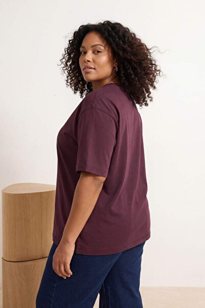 Trendyol Curve بلوزة تي شيرت محبوكة مقاس كبير من بلوم بتفاصيل أكسسوارات TBBSS...