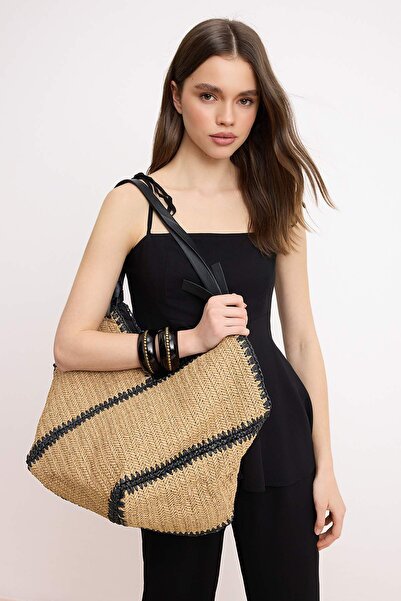 TRENDYOL SHOES حقيبة كتف نسائية متوسطة الحجم من قماش الجمل TAKSS26OC00016