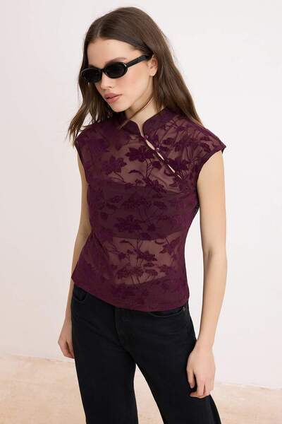 Trendyol Collection بلوزة محبوكة من الدانتيل باللون الأحمر الداكن، بتصميم زهر...