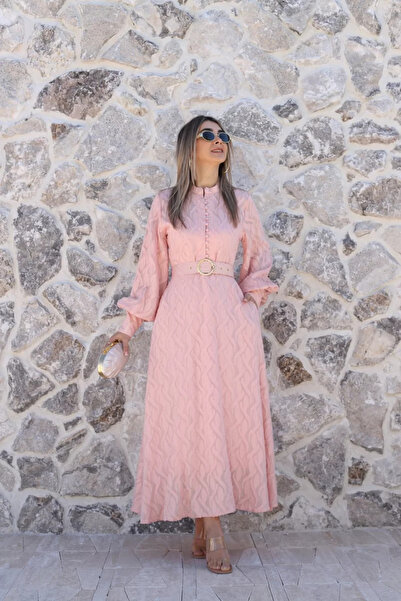 bytugcekaya فستان طويل من باودر جولد تفاصيل حزام بجيوب