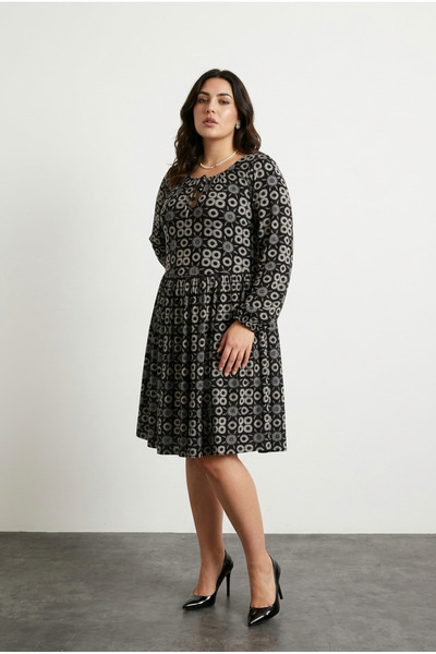 Stil Diva Μεγάλο μέγεθος, μακρυμάνικο φόρεμα με δεμένη φούστα, πλισέ, από λύκ...