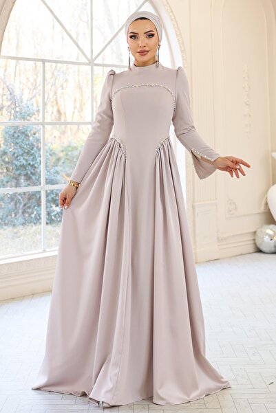 Olcay Krepp- und Satin-Kombination mit Perlendetails, ausgestelltes Hijab-Kle...