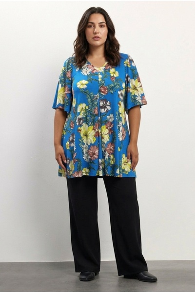 Stil Diva Футболка з коротким рукавом, V-подібним вирізом та принтом для вели...