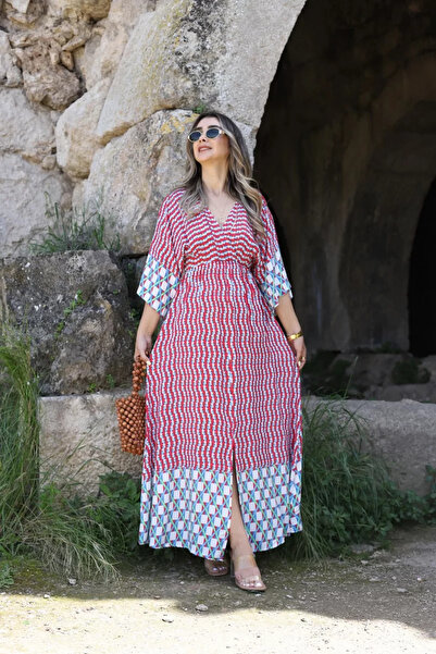 bytugcekaya فستان وردي بنمط انعكاس وأكمام الخفافيش وتفاصيل الشق