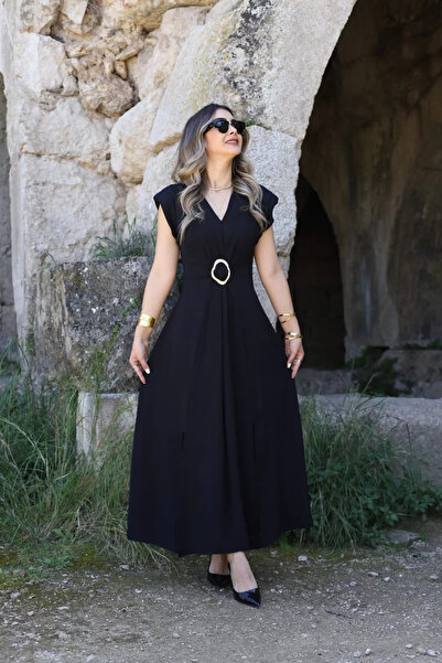 bytugcekaya Μαύρο φόρεμα με διπλό σκίσιμο μπροστά με χρυσή λεπτομέρεια