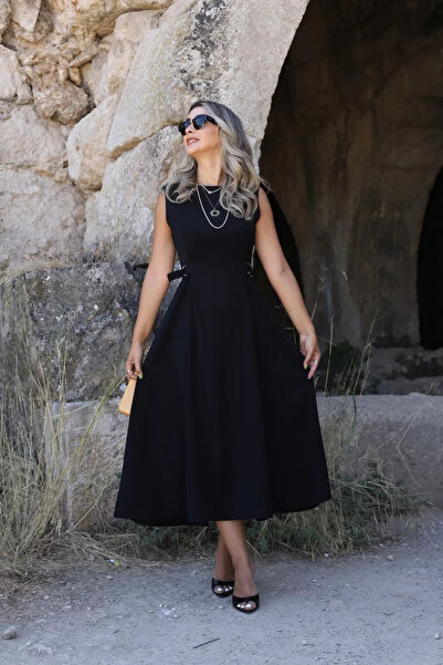 bytugcekaya Μίντι φόρεμα με μαύρη ζώνη