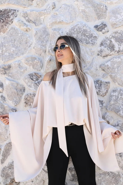 bytugcekaya Μπλούζα σε μπεζ χρώμα με στάνταρ μέγεθος και λεπτομέρεια σάλι στο...