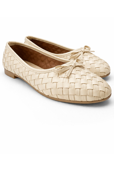 Noliva حذاء باليه نسائي من الجلد الصناعي باللون البيج مع تصميم منسوج وقوس مزخرف