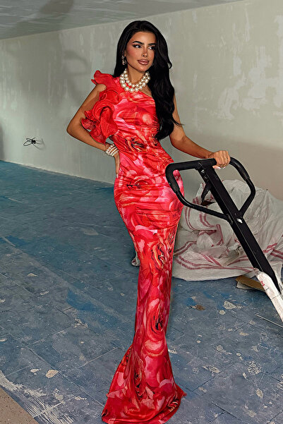 Eyyo Rochie lungă din satin imprimat cu volane pe un singur umăr, Red Rosas A...