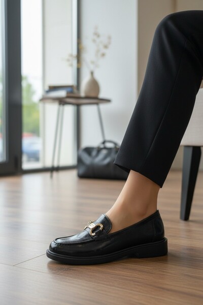 enoch حذاء لوفر نسائي ذهبي اللون بمشبك على شكل جسر ونعل مريح