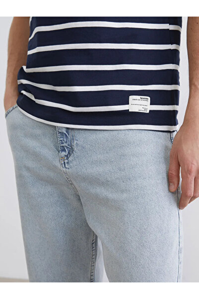 LC Waikiki Ανδρικό μπλουζάκι από χτενισμένο βαμβάκι σε χρώμα εκρού με ριγέ λα...