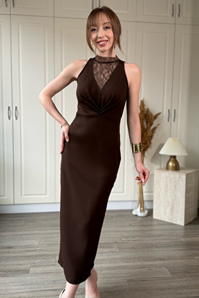 Dilay Gökoğlu Butik Dantel Detaylı Arkası Yırtmaçlı Zarif Midi Kahverengi Elbise