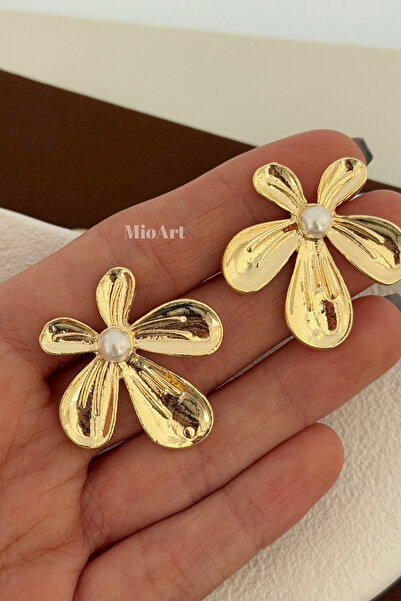 MioArt Pearl Detailed Flower Earrings