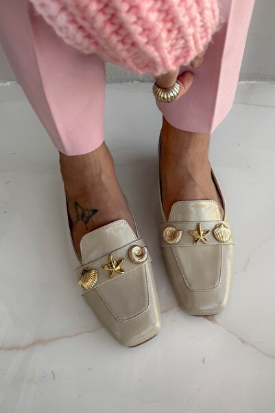 Shoebutik حذاء باليه نسائي من الجلد اللامع باللون البيج من شيلبي مع تفاصيل مش...