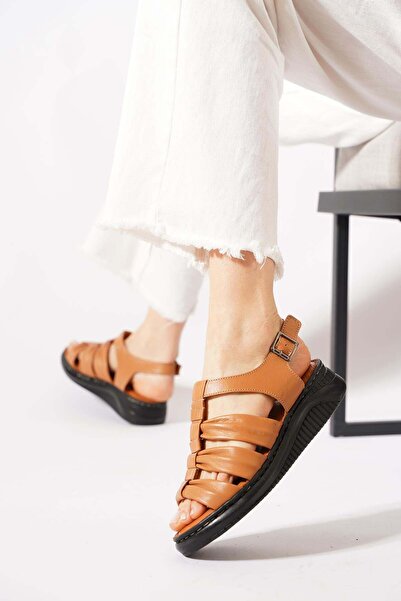 Moda Pie صندل نسائي من الجلد الطبيعي بثلاثة أشرطة مطوي من Lugrese بلون أسمر