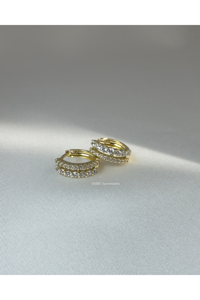Samu Accessories أقراط ذهبية مرصعة بحجر الزركون على شكل حلقة بصفين - أقراط ذهبية مرصعة بحجر الزركون على شكل حلقة بصفين