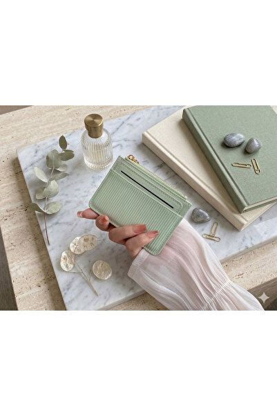 shop محفظة نسائية خضراء صغيرة الحجم لحمل البطاقات بتصميم نحيف وعملي لحمل بطاق...